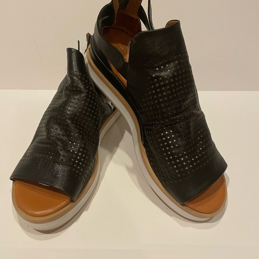 Piampiani Perforated Gorgeous Leather Open-Toe Platform Sandals Size 41/10.5